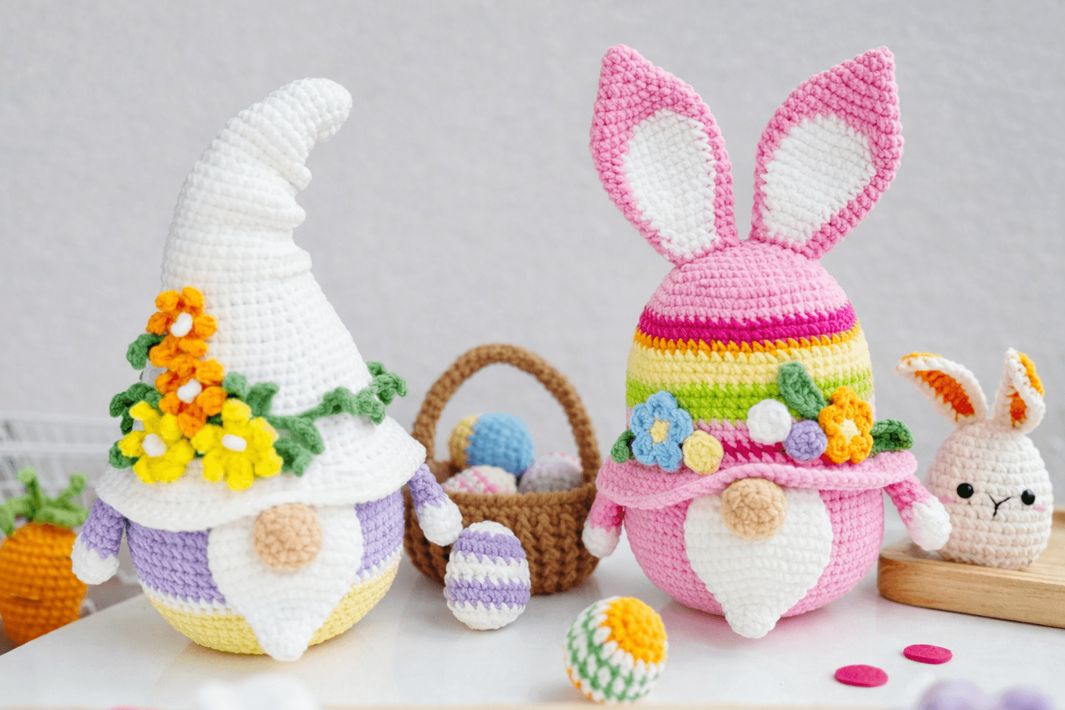 Modelo funcional e decorativo com cestinha, perfeito para montar kits com chocolates, ovos e lembrancinhas personalizadas.