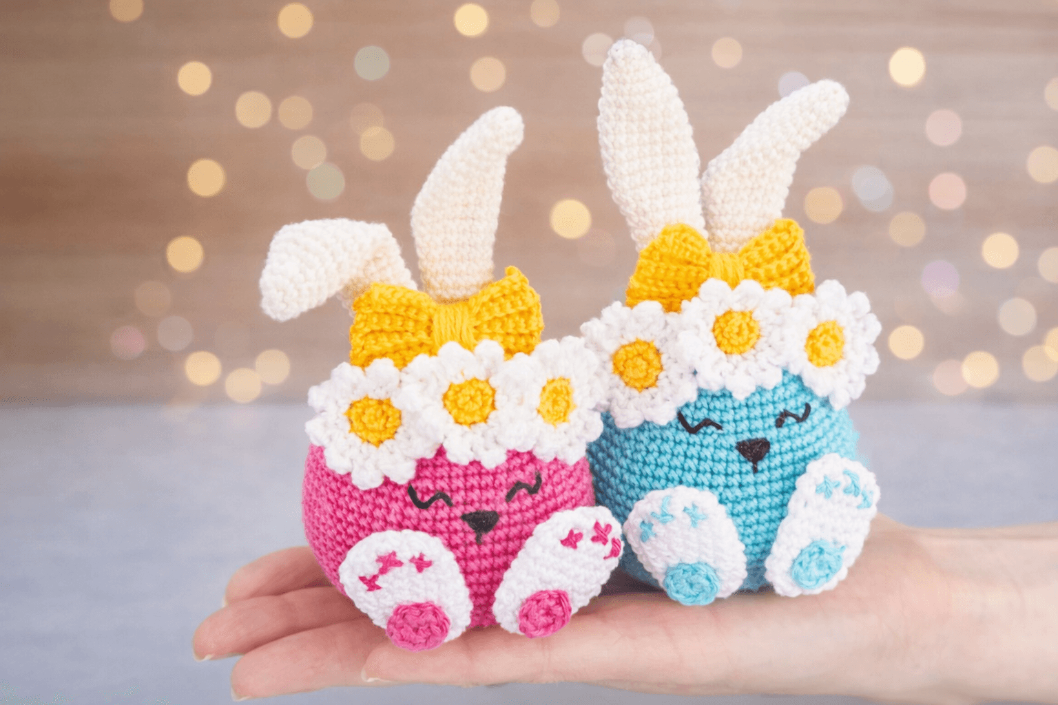 Dupla romântica com coroas florais, ideal para kits presenteáveis, vitrines de Páscoa e composições decorativas com alto valor percebido.