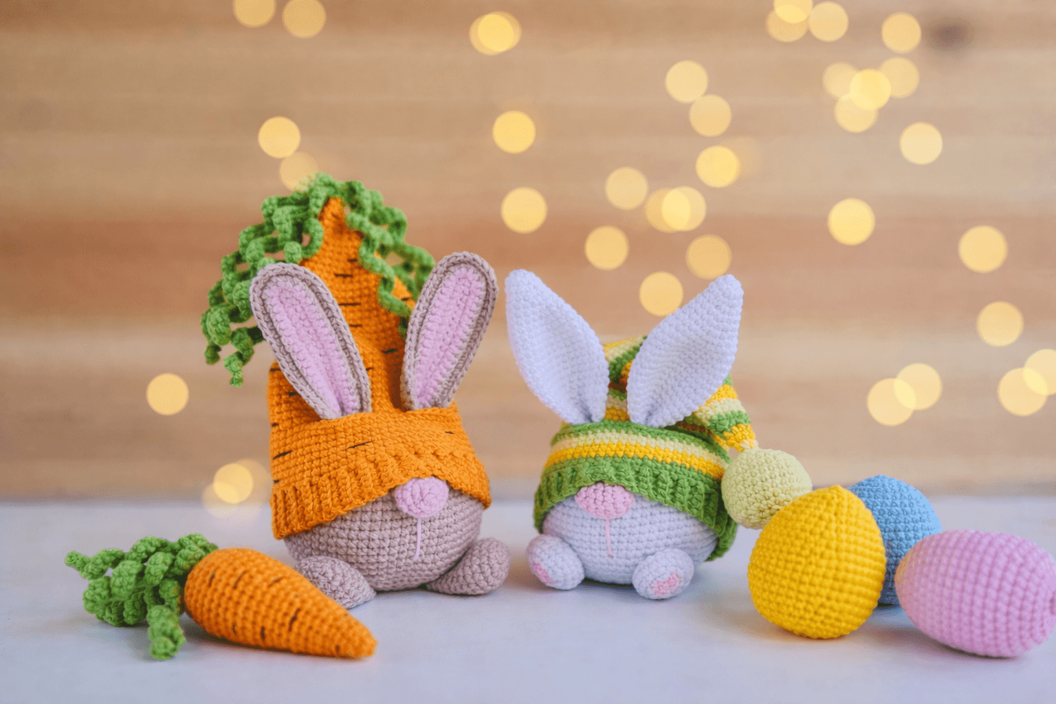 Par de mini coelhinhos com temática de horta, perfeito para lembrancinhas, kits infantis e composições fofas de Páscoa.